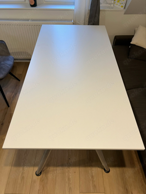 großer weißer Schreibtisch