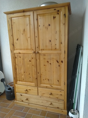 Schrank aus Kiefernholz 