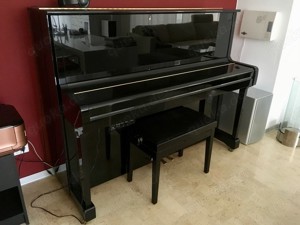 Klavier YAMAHA P121N-Silent Höhe 121cm schwarz poliert