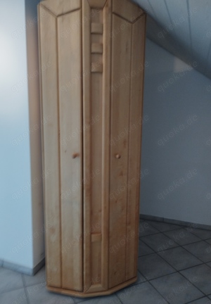 Hochschrank aus Holz