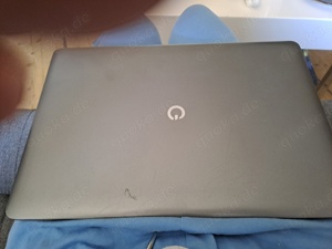 laptop mit ladekabel 