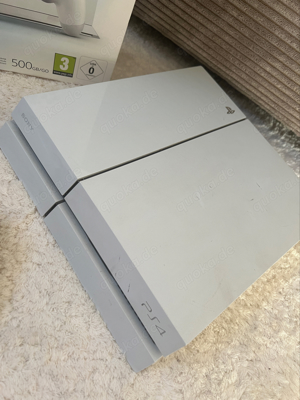 PlayStation 4 500GB in Glacier White 