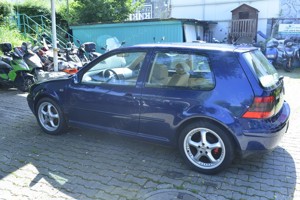 Golf 4 mit Leichtmetallfegen zum richten.