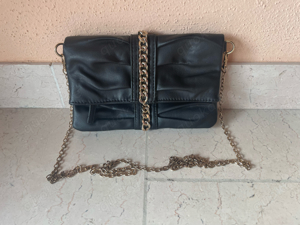 Kleine schwarze Tasche mit Kette, elegant, Bijou Brigitte