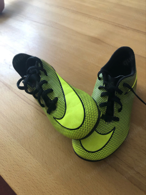 Kinder Fussballschuhe Marke Nike Grösse 35