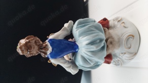 1930 Sitzendorf Porzellan Figur Junges Mädchen mit Blumenhut auf Baumstumpf Bild 2