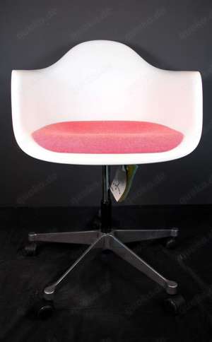 Vitra Eames Plastic Armchair PACC weiß, Poppy Red, Drehstuhl