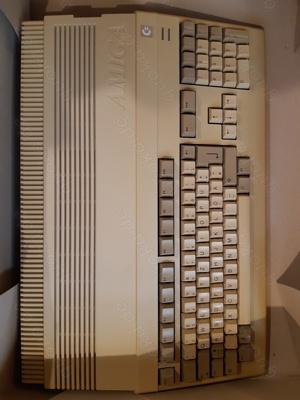 Amiga 500 (1MB) mit Zubehör (Maus, Competition Pro Joysticks, Netzteil, TV Adapter, Disketten)