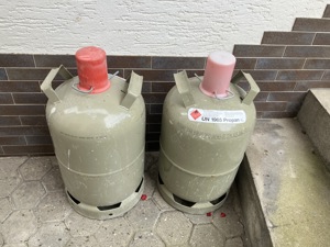 2 Gasflaschen 11 kg Eigentumsflasche