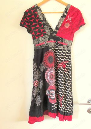 schwarz rotes Desigual Kleid mit V-Ausschnitt Größe S 