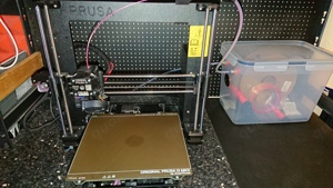 Prusa i3 MK3S 3D Drucker mit ca. 30 Filamentrollen und umfangreichem Zubehör