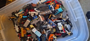 Kiste mit hunderten Spielzeugautos im Maßstab 1:64