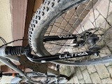 Cannondale F4 in der Rahmengröße L Silber 2009 mit Headshok Super Fatty Ultra Gabel Schwarz, 26 Zoll