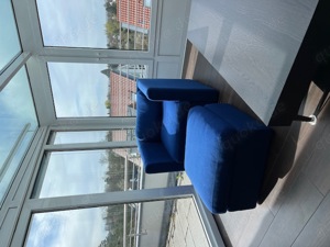 Blauer Stuhl mit Auflage