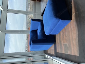 Blauer Stuhl mit Auflage 