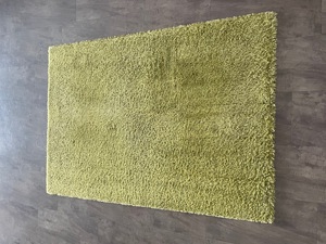 Grüner hochfloriger Teppich