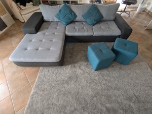 Couch mit Ottomane links, Schlaffunktion und zwei Hockern