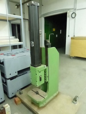 4 St. Schmidt pneumatische Pressen,