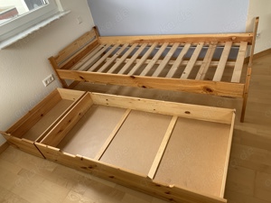 Kieferholzbett (für Kinderzimmer) 200 x 100 mit Lattenrost, Bettkästen und Matratze