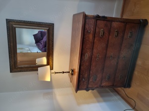 Kommode mit Spiegel und Leuchte