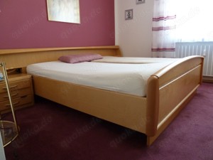 Schönes neuwertiges Schlafzimmer