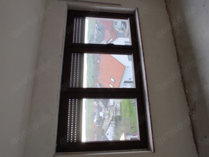 2 Fenster mit Rolladen 