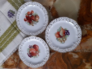 Unterschiedlich große bemalte Teller und Schüsselchen