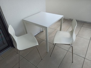 Quadratischer kleiner Tisch mit 2 Stühlen
