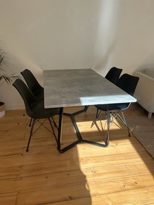 sehr schöner, moderner Tisch mit 4 Stühlen