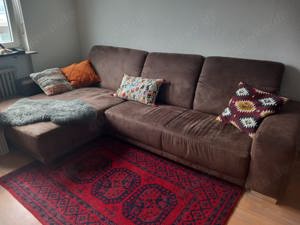 Großes braunes Sofa mit Recamiere