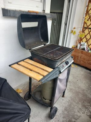 Gasgrill mit einklappbarer Ablage aus Holz und Lavasteinen