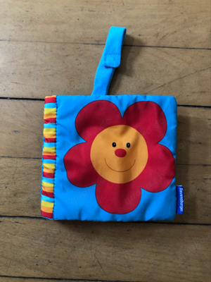Buntes Baby Buch aus Stoff
