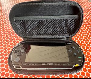 PSP Playstation Portable - sehr guter Zustand - mit Zubehör