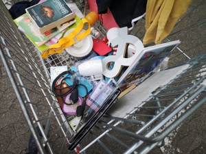 Einkaufstasche voll Trödel zu veschenken Bild 2