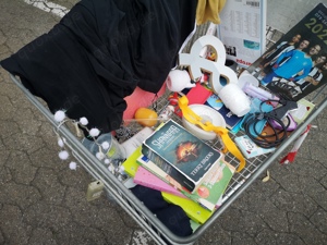 Einkaufstasche voll Trödel zu veschenken Bild 3