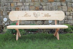Gartenbank aus Holz mit Gravur. Jubiläumsgeschenk. Bild 5