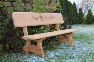Gartenbank aus Holz mit Gravur. Jubiläumsgeschenk. Bild 7