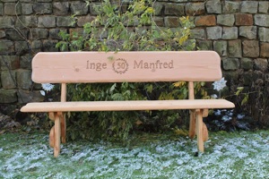 Gartenbank aus Holz mit Gravur. Jubiläumsgeschenk. Bild 8