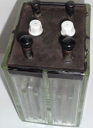 Varta Heizbatterien für alte Rundfunkempfänger in Rippenglasgefäß. Bild 2