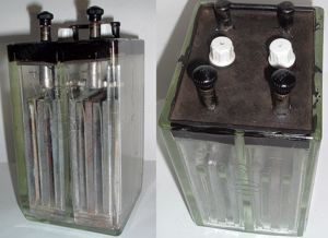 Varta Heizbatterien für alte Rundfunkempfänger in Rippenglasgefäß.