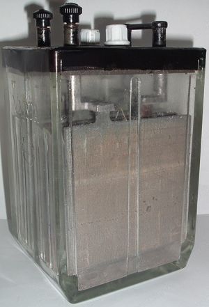 Varta Heizbatterien für alte Rundfunkempfänger in Rippenglasgefäß. Bild 3