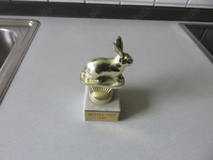 Pokal, Motiv goldener Hase, zu verschenken