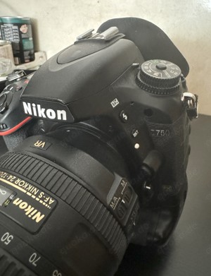 Biete Nikon Fotoausrüstung an