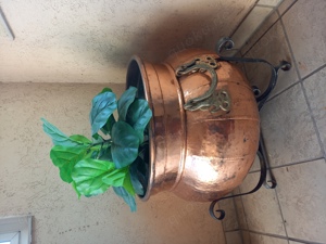 Großer Kupferkessel mit schmiedeeisernem Ständer