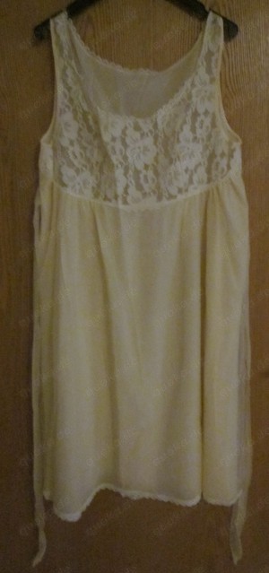 Gr. 40-42: Negligee, gelb + Gr. 40-42: Schlafanzug, beige + 6x Socken + Nylon-Strumpfhosen + Glister