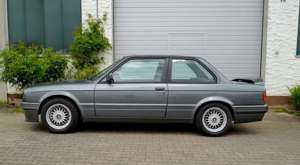 BMW 325 i (E30)