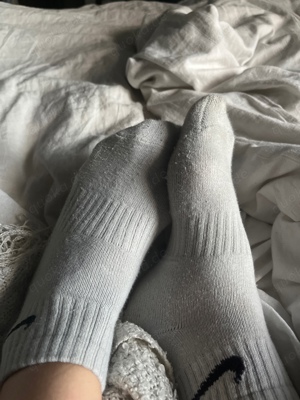 Fußbilder, getragene Slips  Socken