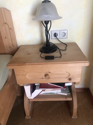 Doppelbett plus zwei Nachtische Massivholz, Zwei Leuchten