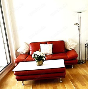 Stylisches Echtledersofa und -hocker, 2 Teile