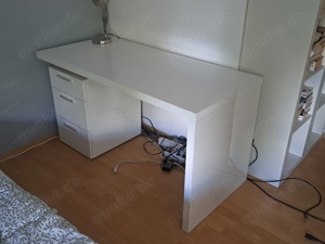 Schreibtisch mit Unterschrank in weiß